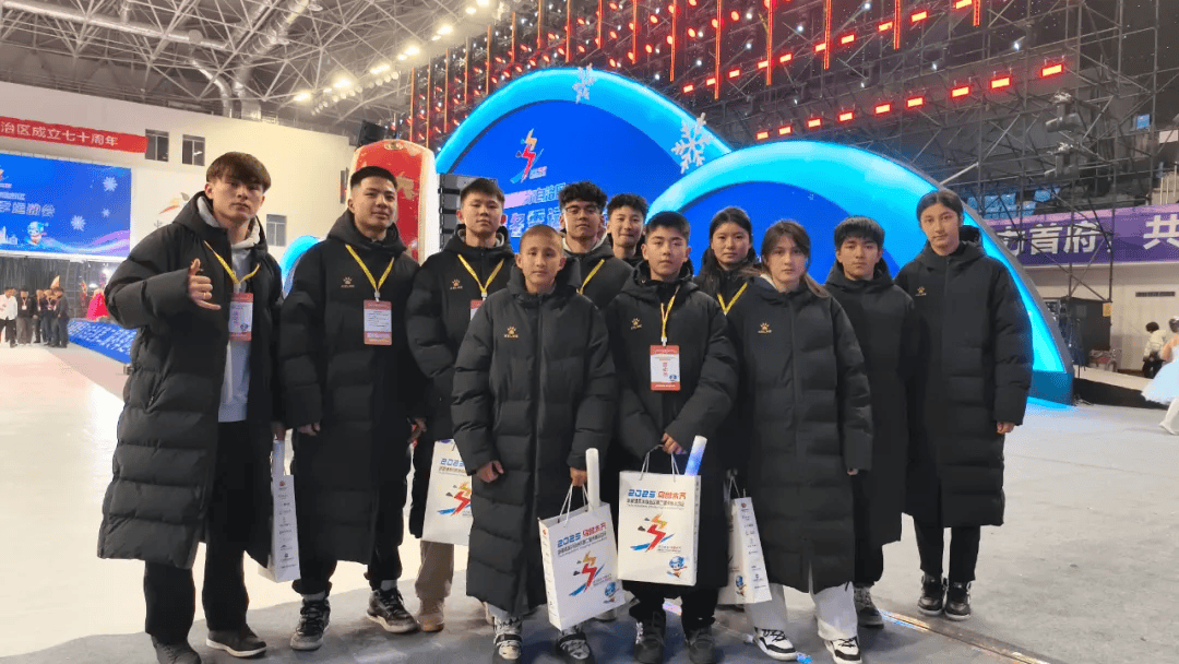雷速-观众热情支持运动健儿