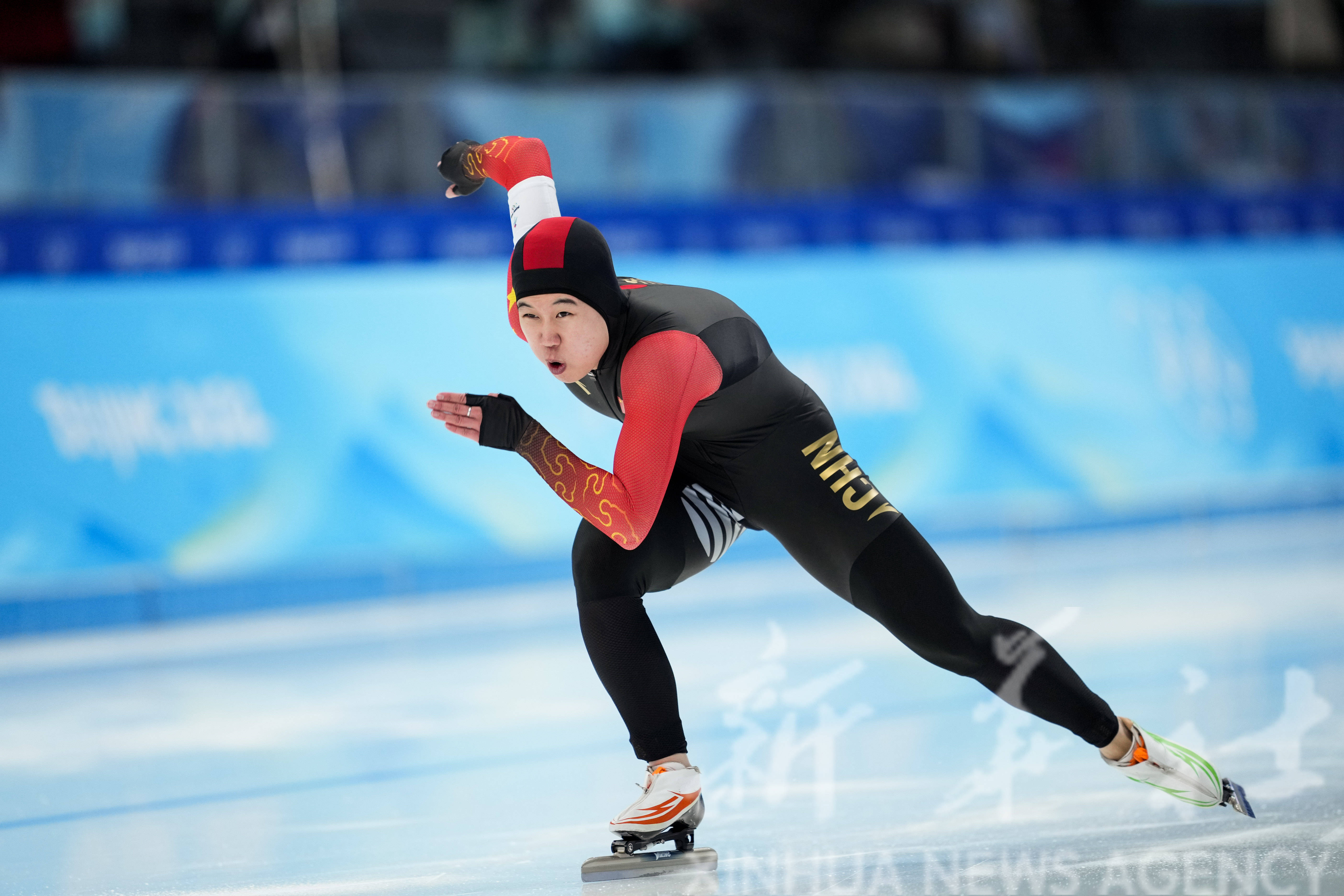塞尔维亚选手在短道速滑比赛中登上领奖台