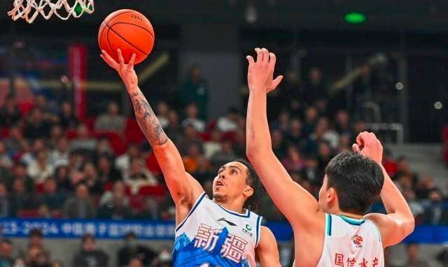 新疆猛狮队在赛季末段紧追前排球队 新疆猛狮队在赛季末段紧追前排球队