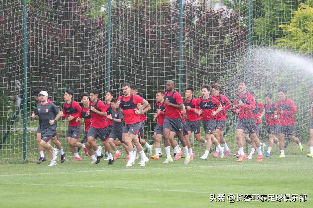 球队主教练带领球员备战决赛，全力以赴