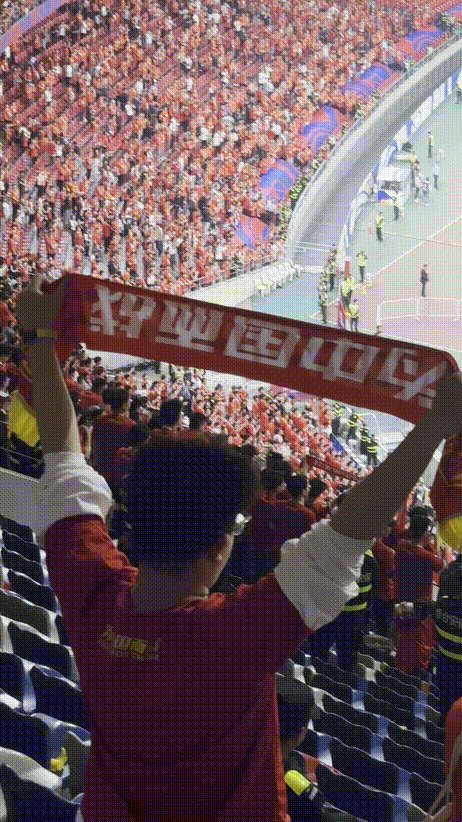 球队主场比赛风行，球迷热情高涨支持贡献现场气氛
