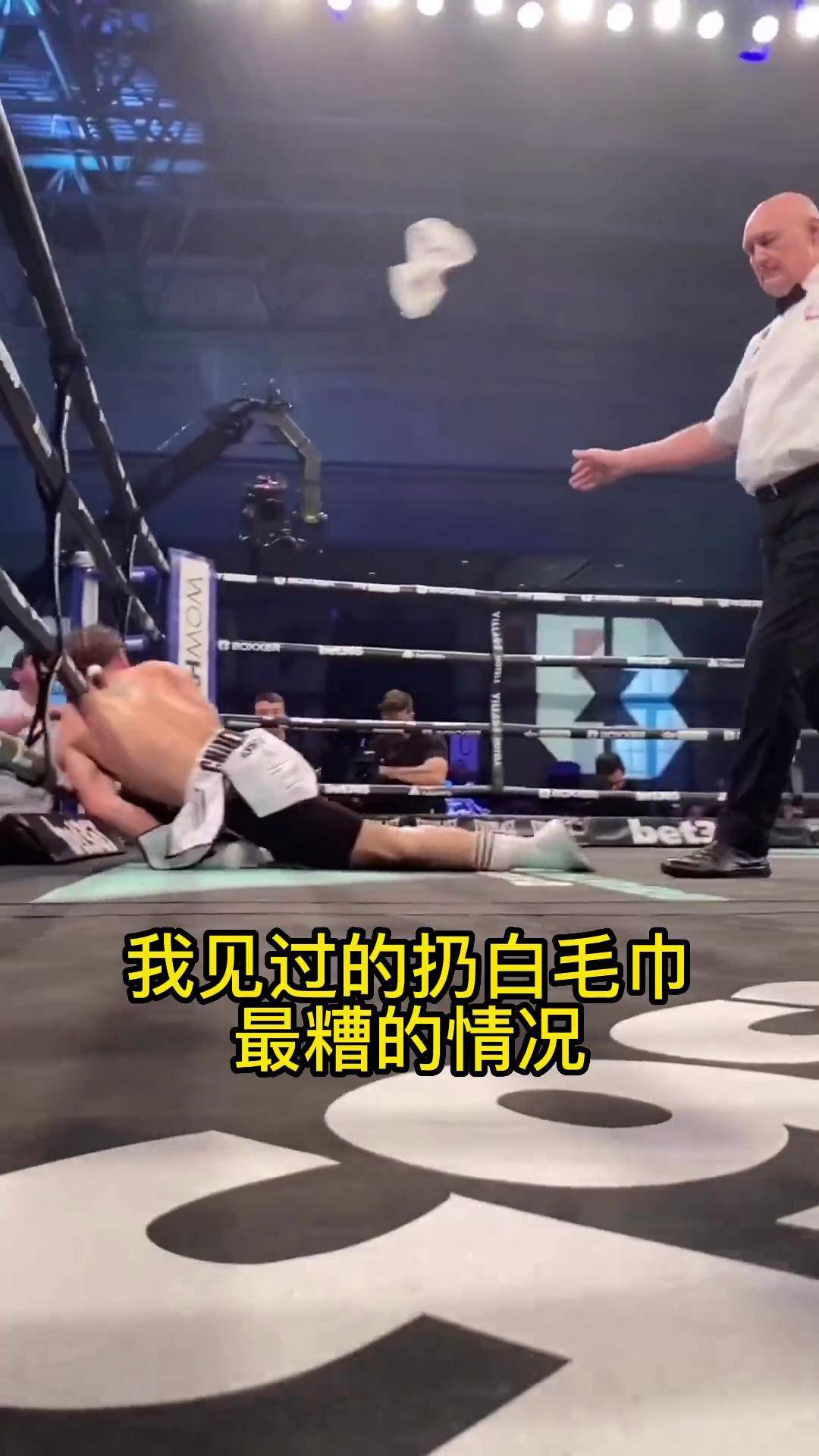 拳击选手快速KO对手，轻松取胜