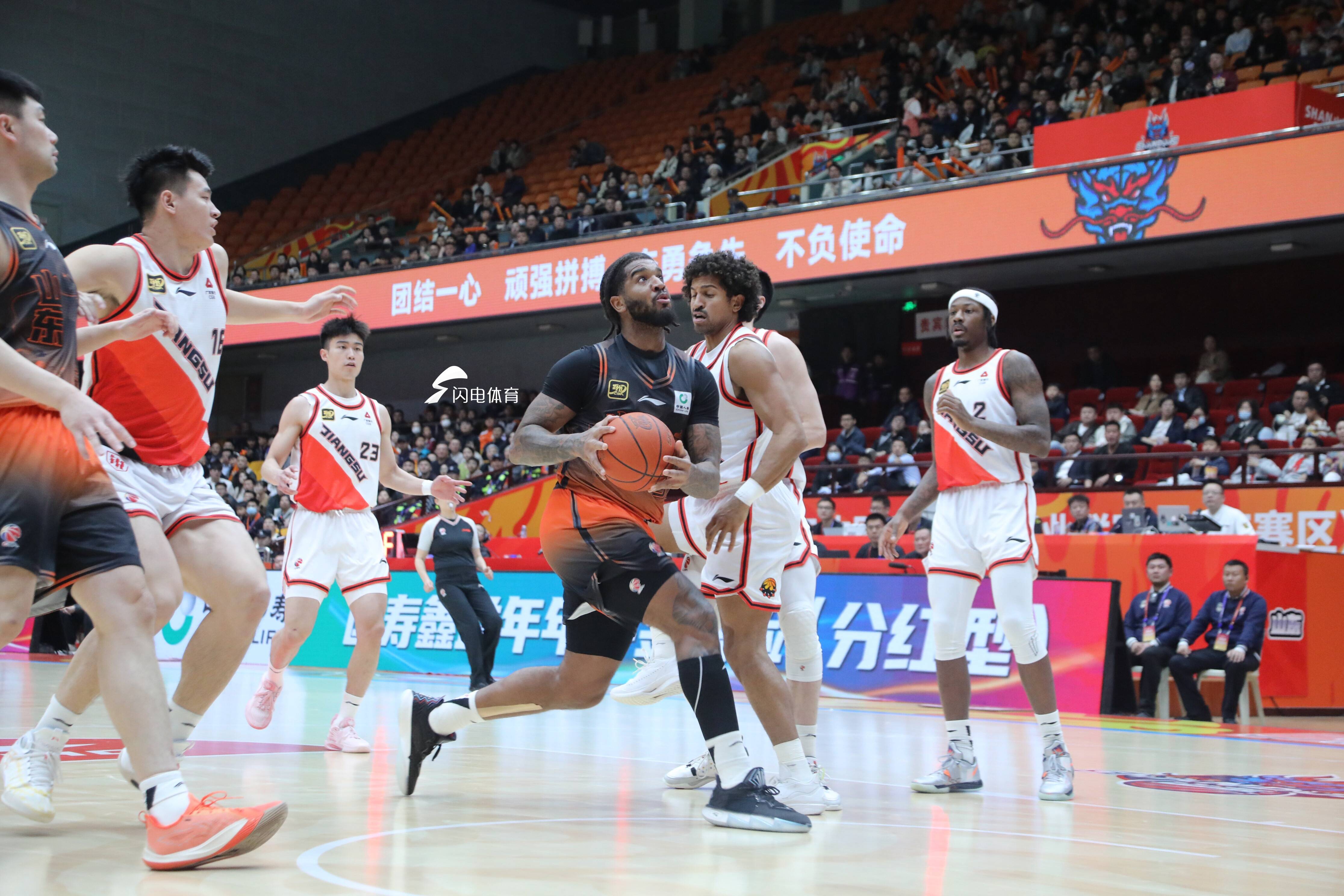 山东队与福建男篮的比赛火爆上演 山东队与福建男篮的比赛火爆上演