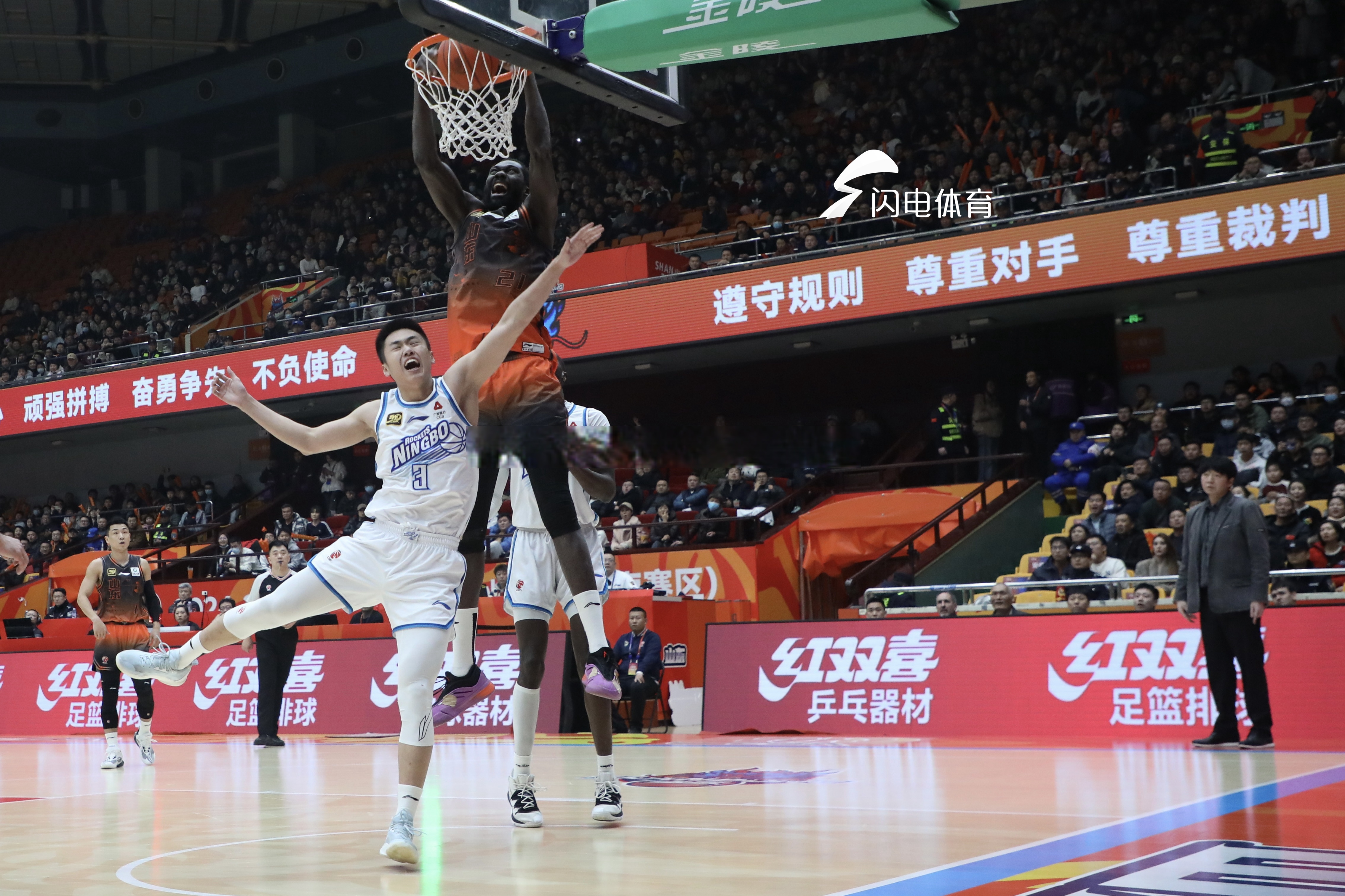 山东队与福建男篮的比赛火爆上演 山东队与福建男篮的比赛火爆上演