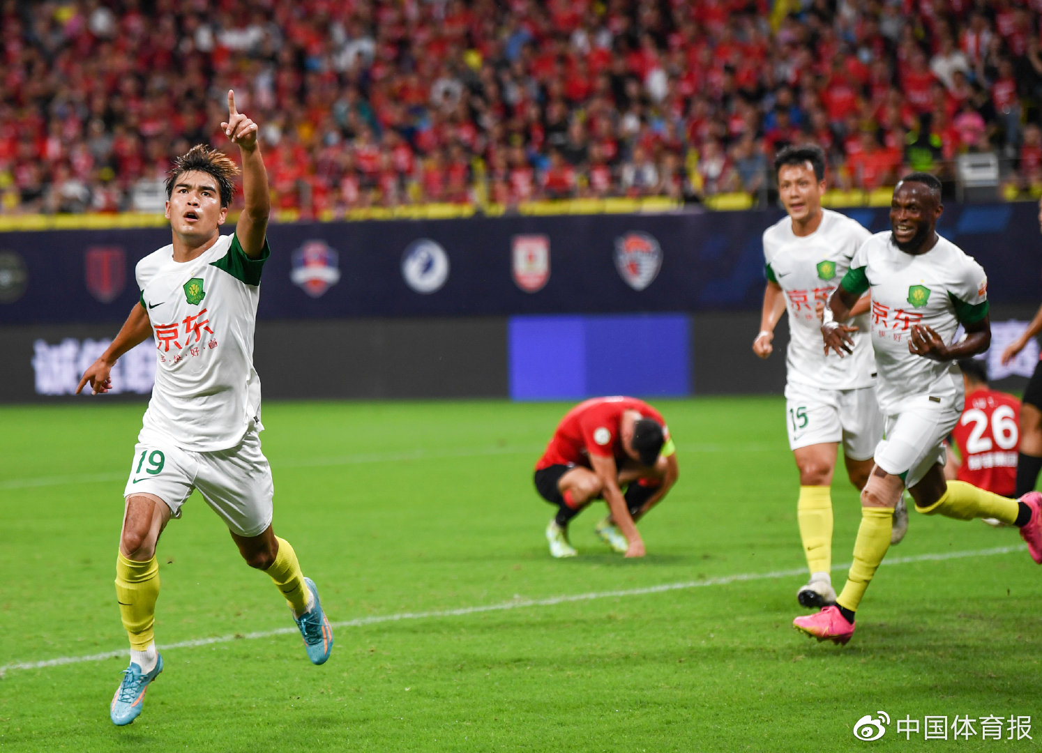 中国足球联赛场面火爆,势头正盛 中国足球联赛场面火爆,势头正盛