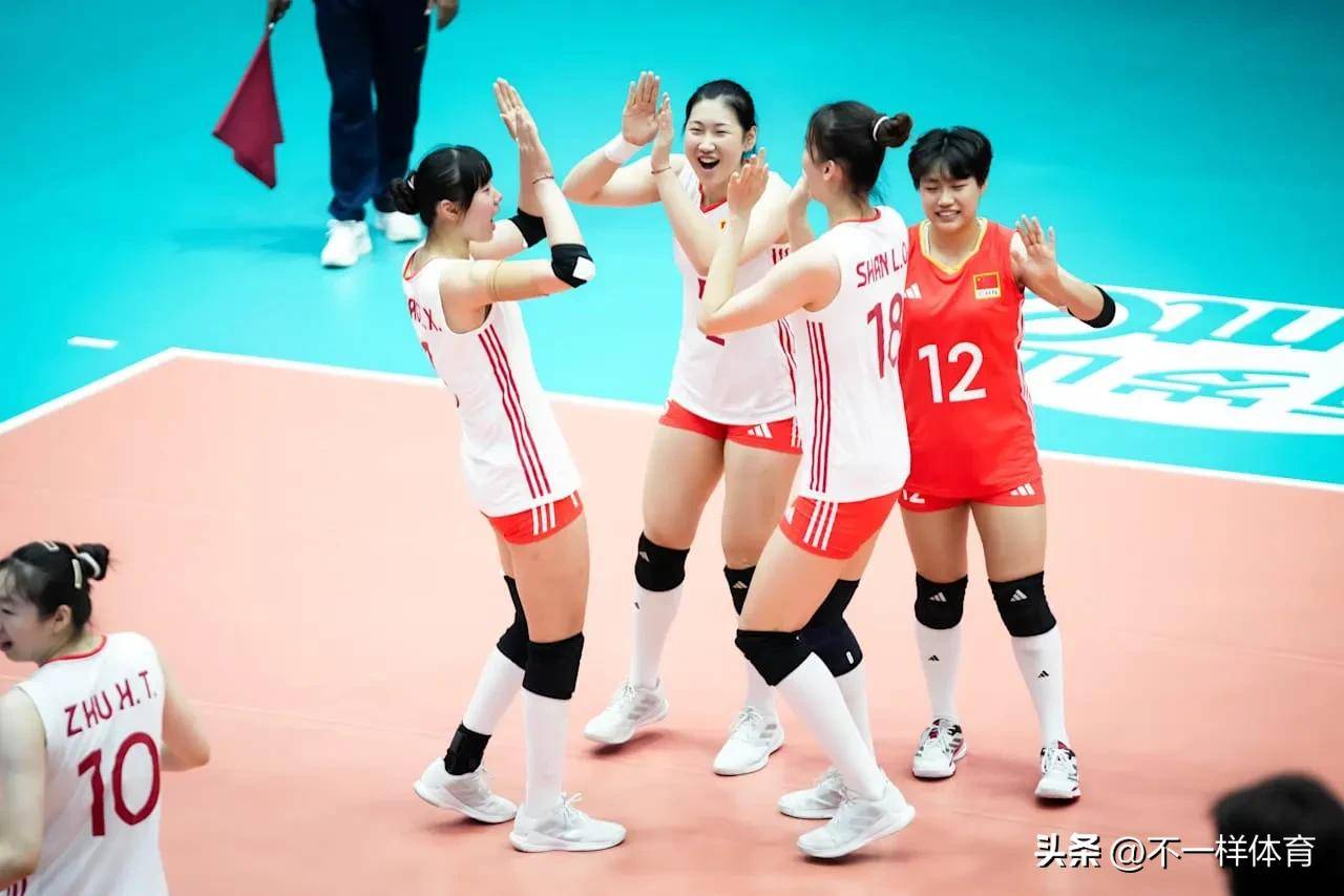 战队表现出色，队员们团结协作，夺得比赛胜利