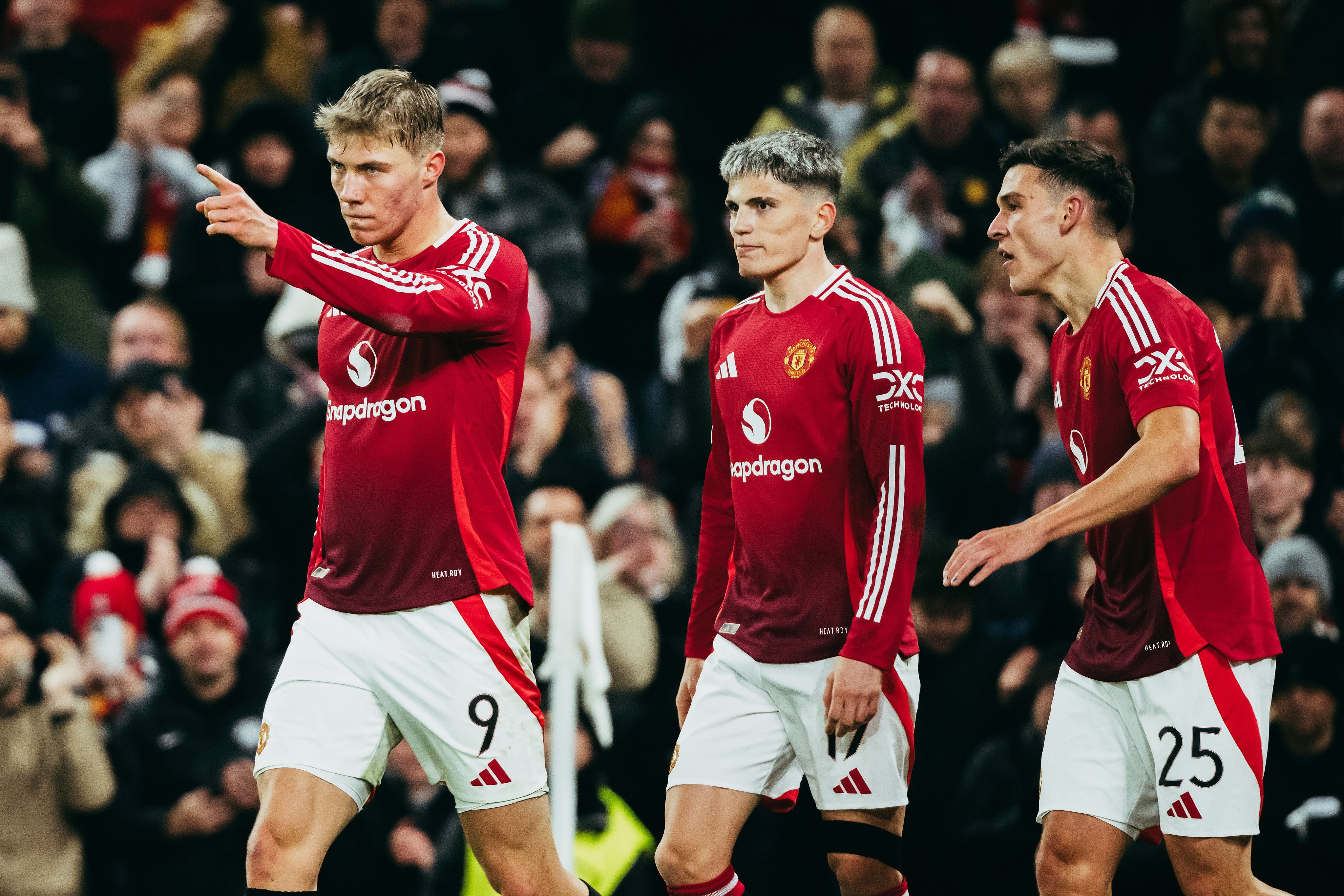 曼联主场告负,球队战绩持续低迷,教练承受压力 曼联主场告负,球队战绩持续低迷,教练承受压力