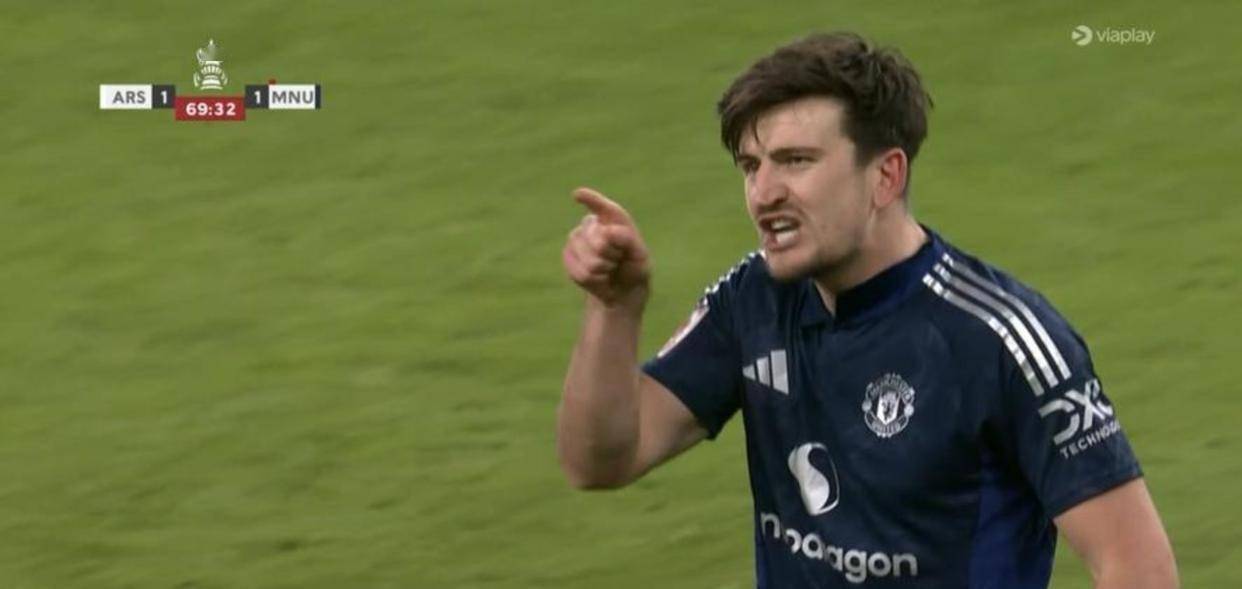 曼联主场告负,球队战绩持续低迷,教练承受压力 曼联主场告负,球队战绩持续低迷,教练承受压力