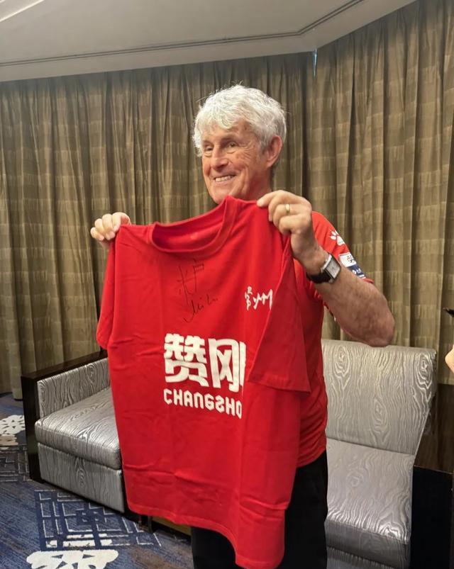 红色战袍闪亮登场,足球比赛掀起热潮 红色战袍闪亮登场,足球比赛掀起热潮