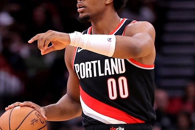 比赛中解围神勇,被誉为最出色防守球员 比赛中解围神勇,被誉为最出色防守球员