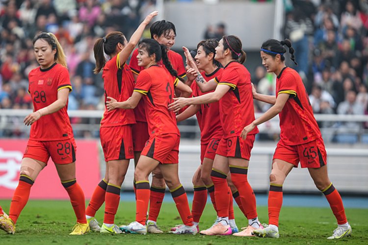 中国女足队员团结一心,共同向前进发 中国女足队员团结一心,共同向前进发