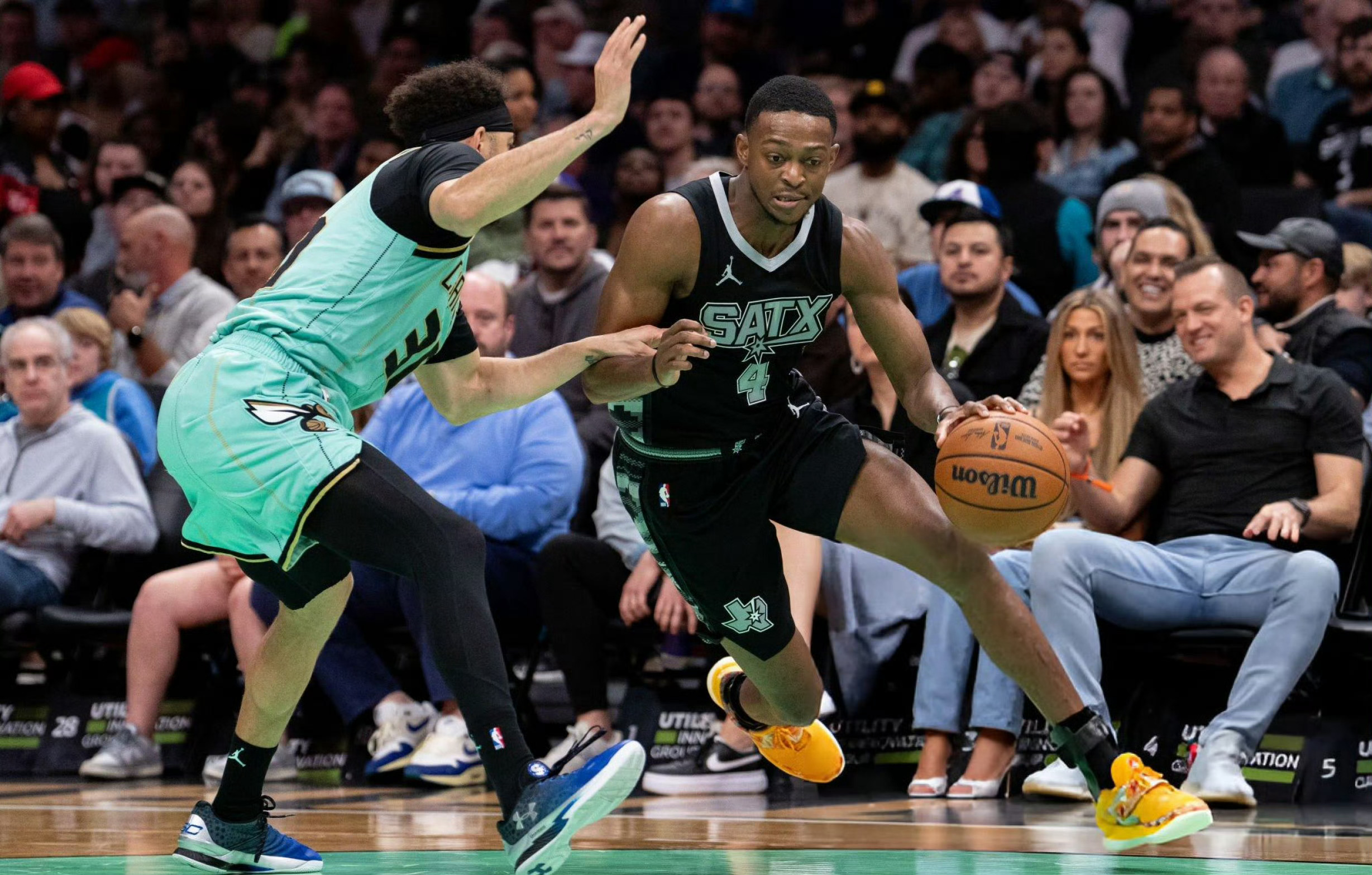 马刺客场力克黄蜂,迎来连胜 马刺客场力克黄蜂,迎来连胜