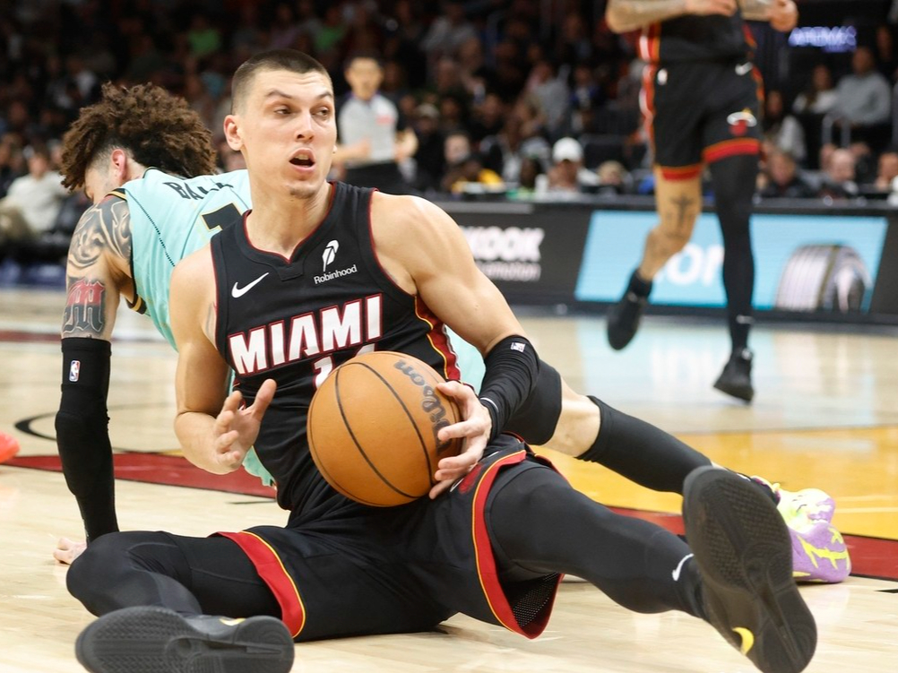 热火队客场大胜黄蜂队，东部第二稳定