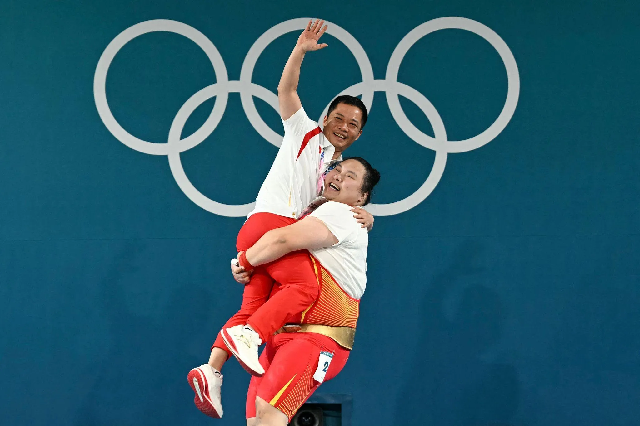 英国举重选手奋力一搏，突破个人极限拿下金牌