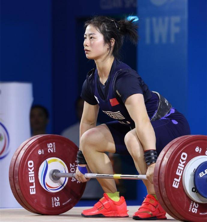 英国举重选手奋力一搏，突破个人极限拿下金牌