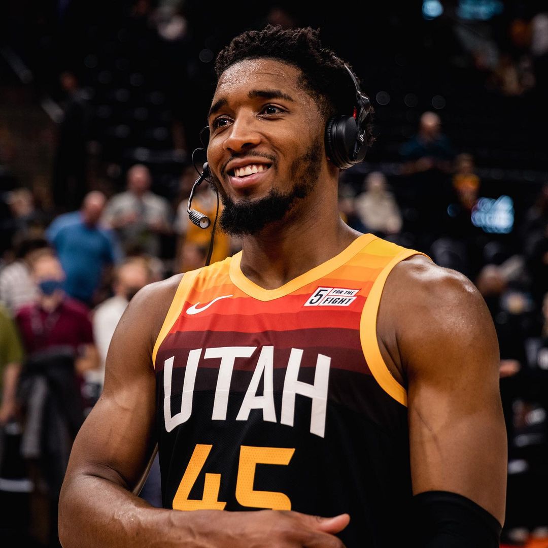 爵士抢险胜太阳，米切尔全力突进展现时刻冠心如钢精神