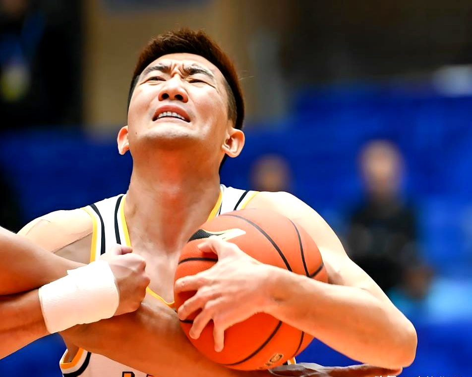 老鹰客场惨败步行者，杨昊状态下滑