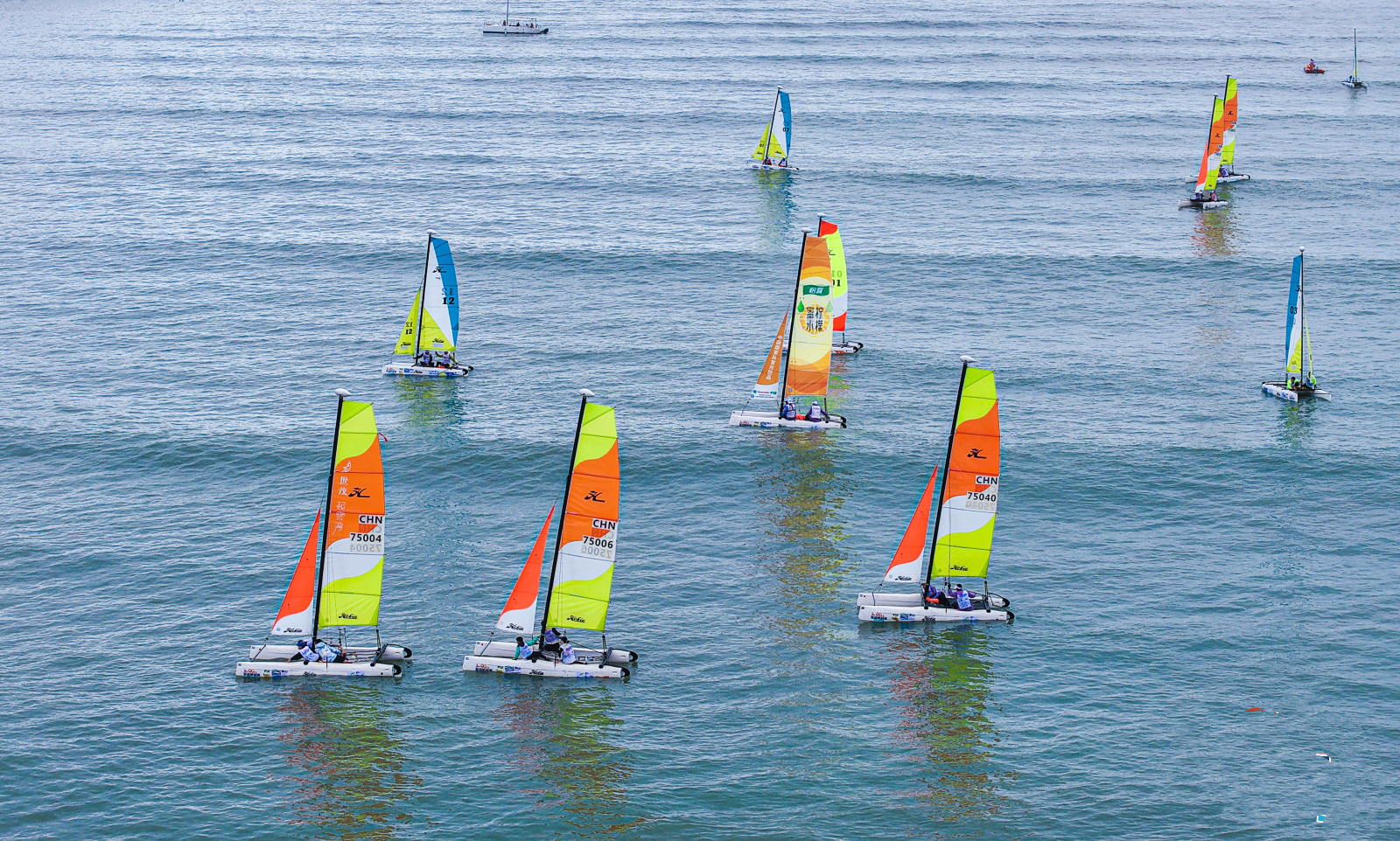 帆船比赛角逐激烈，选手拼尽全力冲刺终点