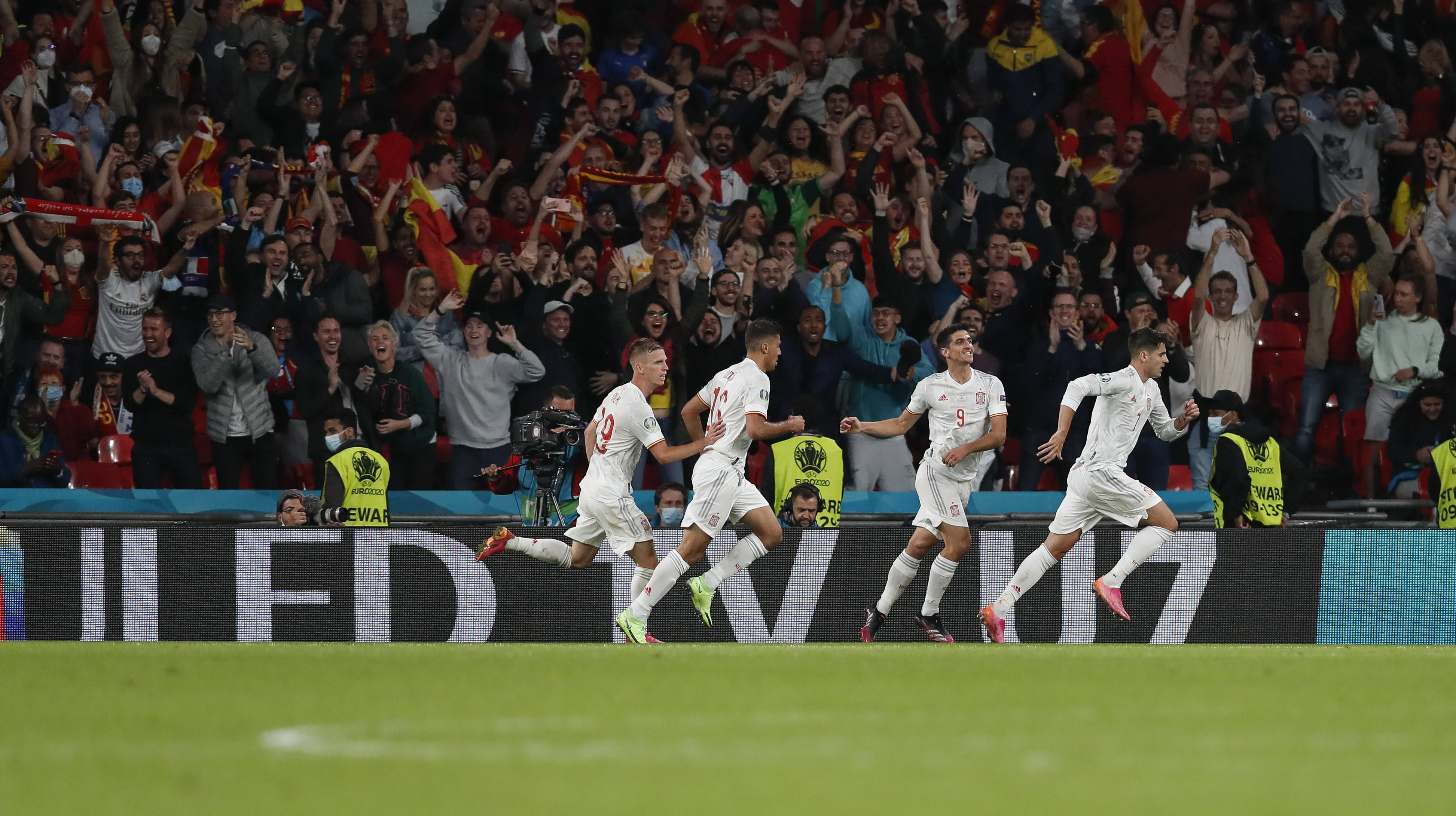 意大利队恭喜夺得胜利，展现团结力量