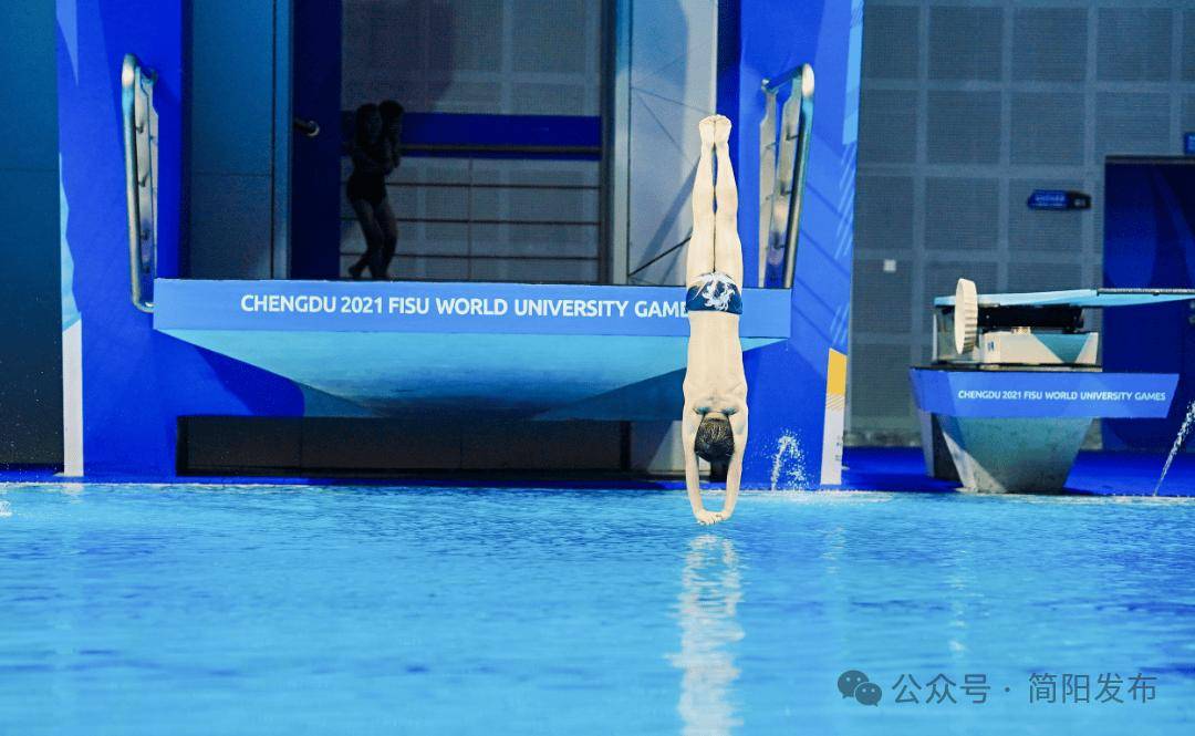 跳水比赛中,选手高空飞跃夺冠! 跳水比赛中,选手高空飞跃夺冠!