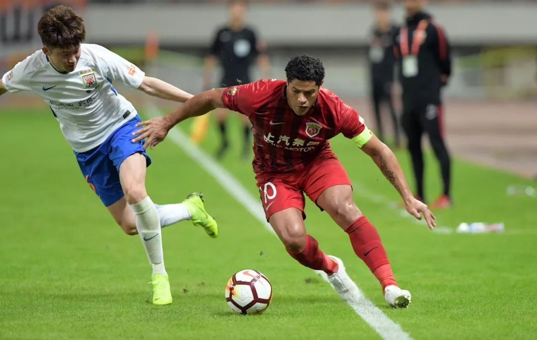 上港客场横扫对手,领跑积分榜取得胜利 上港客场横扫对手,领跑积分榜取得胜利