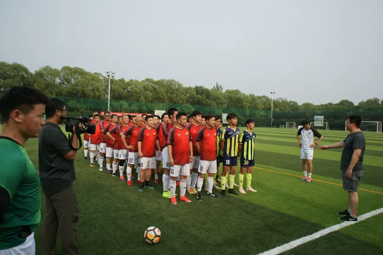 北京申奥成功举办足球友谊赛，体育交流蓬勃发展