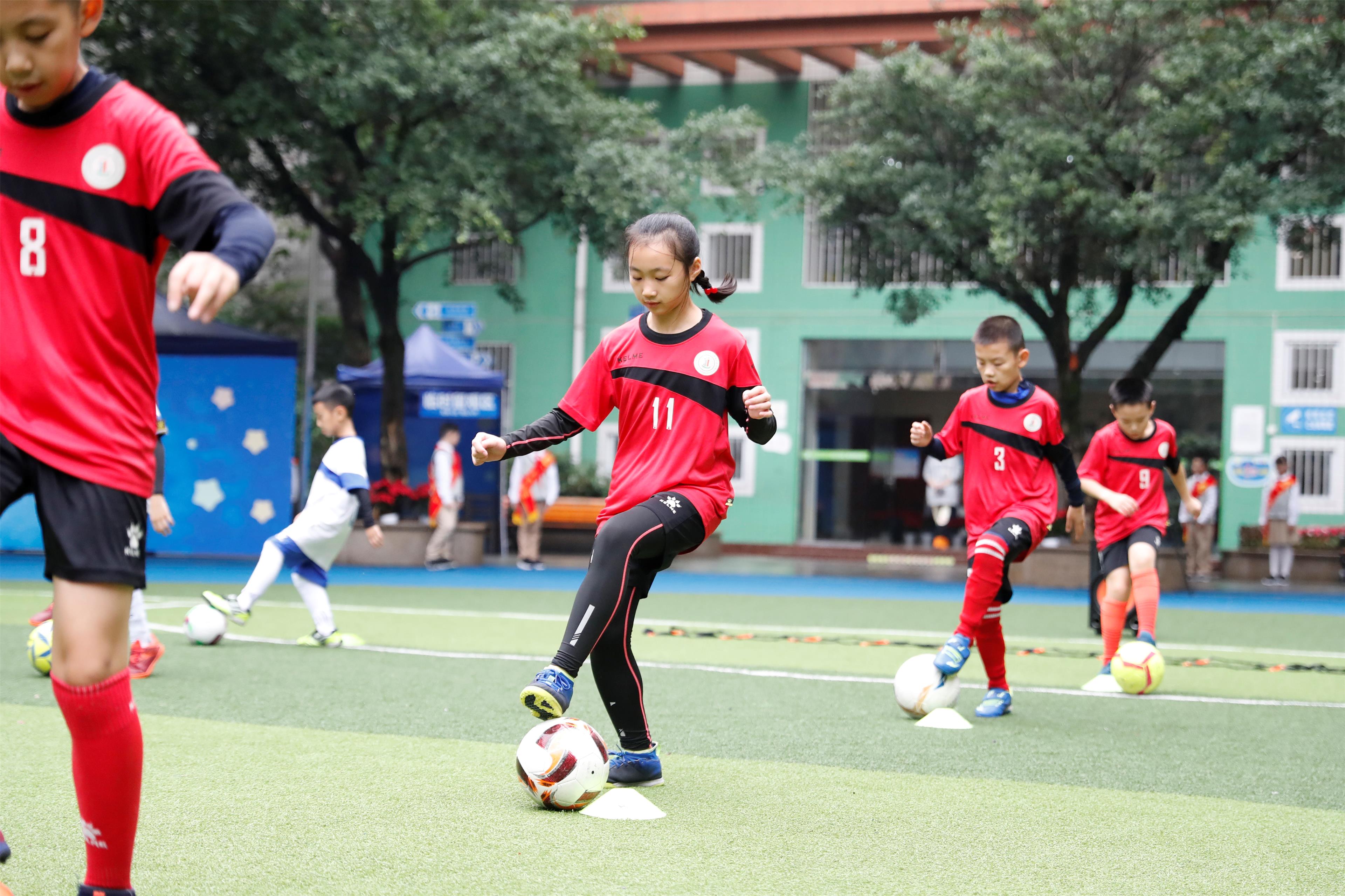北京申奥成功举办足球友谊赛，体育交流蓬勃发展
