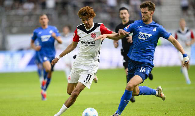 法兰克福主场不敌沃尔夫斯堡,争夺前四席位受阻 法兰克福主场不敌沃尔夫斯堡,争夺前四席位受阻