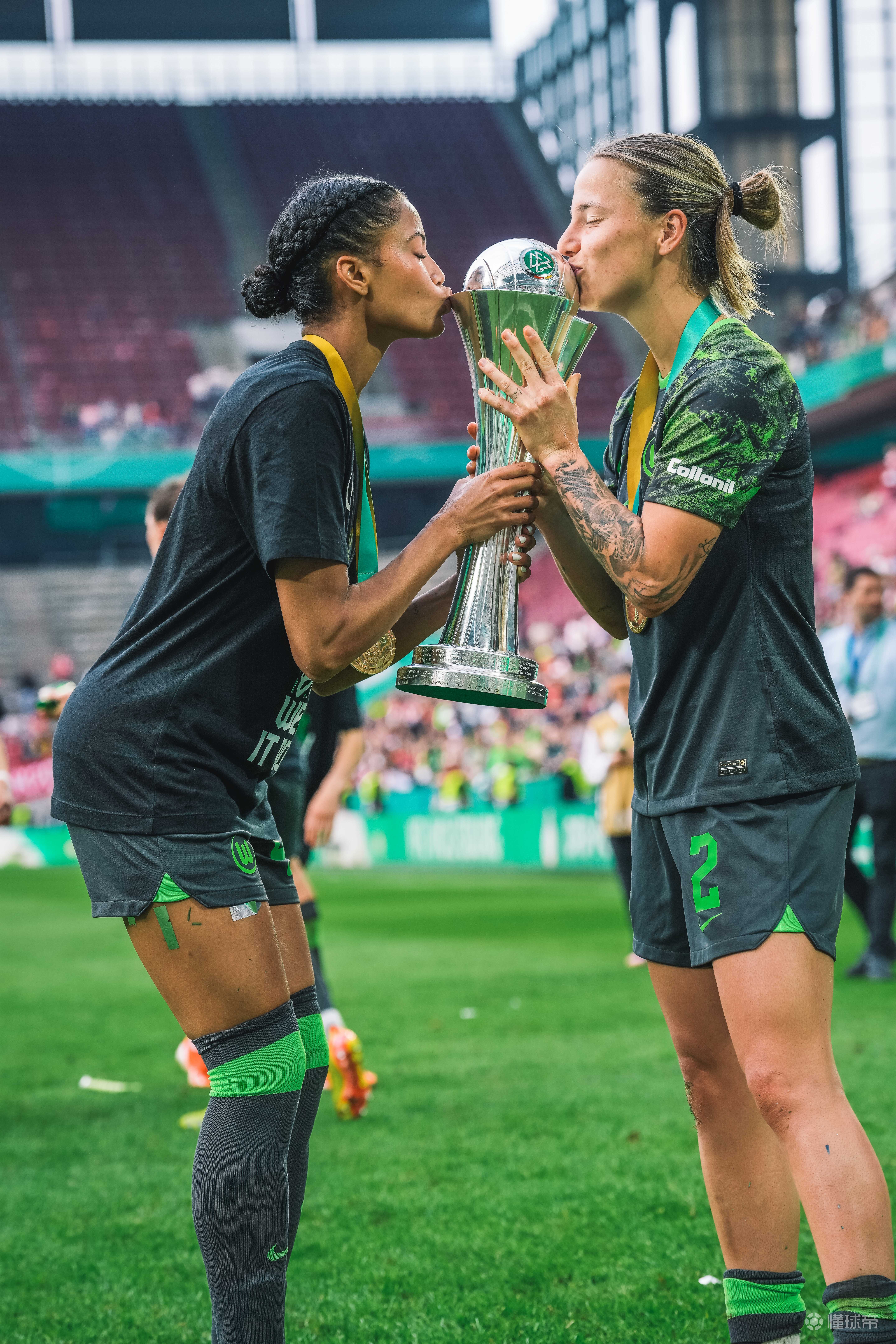 红遍全球女足明星夺得荣誉称号