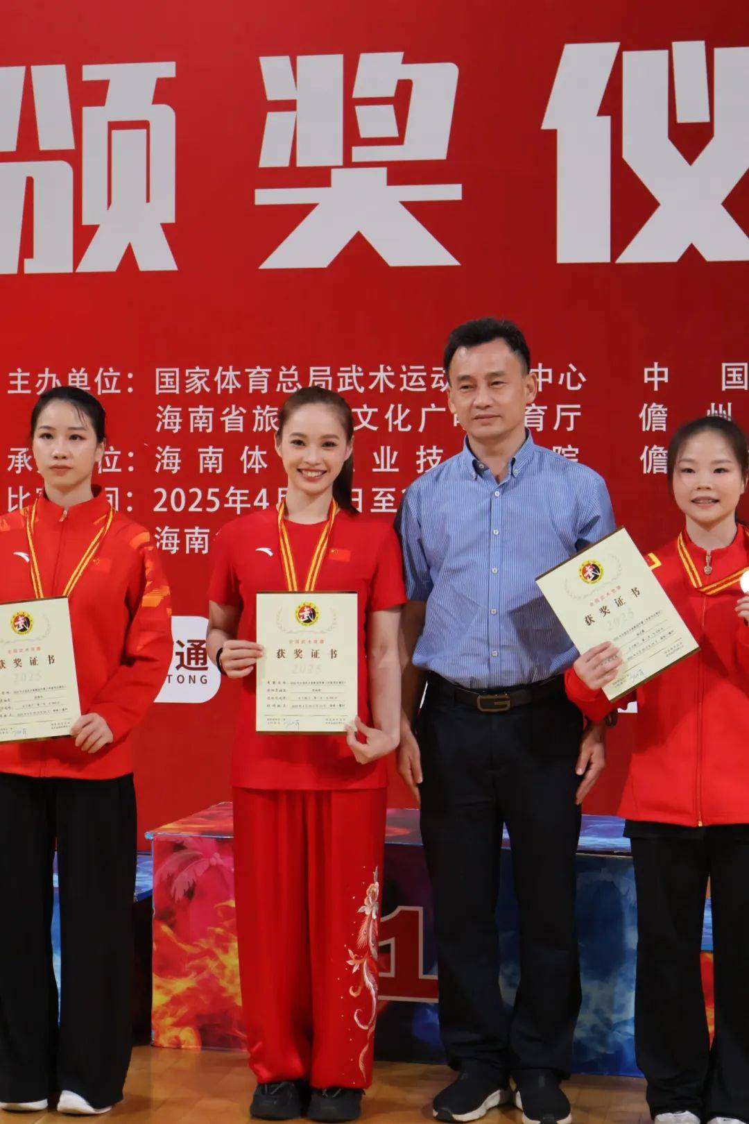 武术比赛精彩，中国选手夺冠夺银