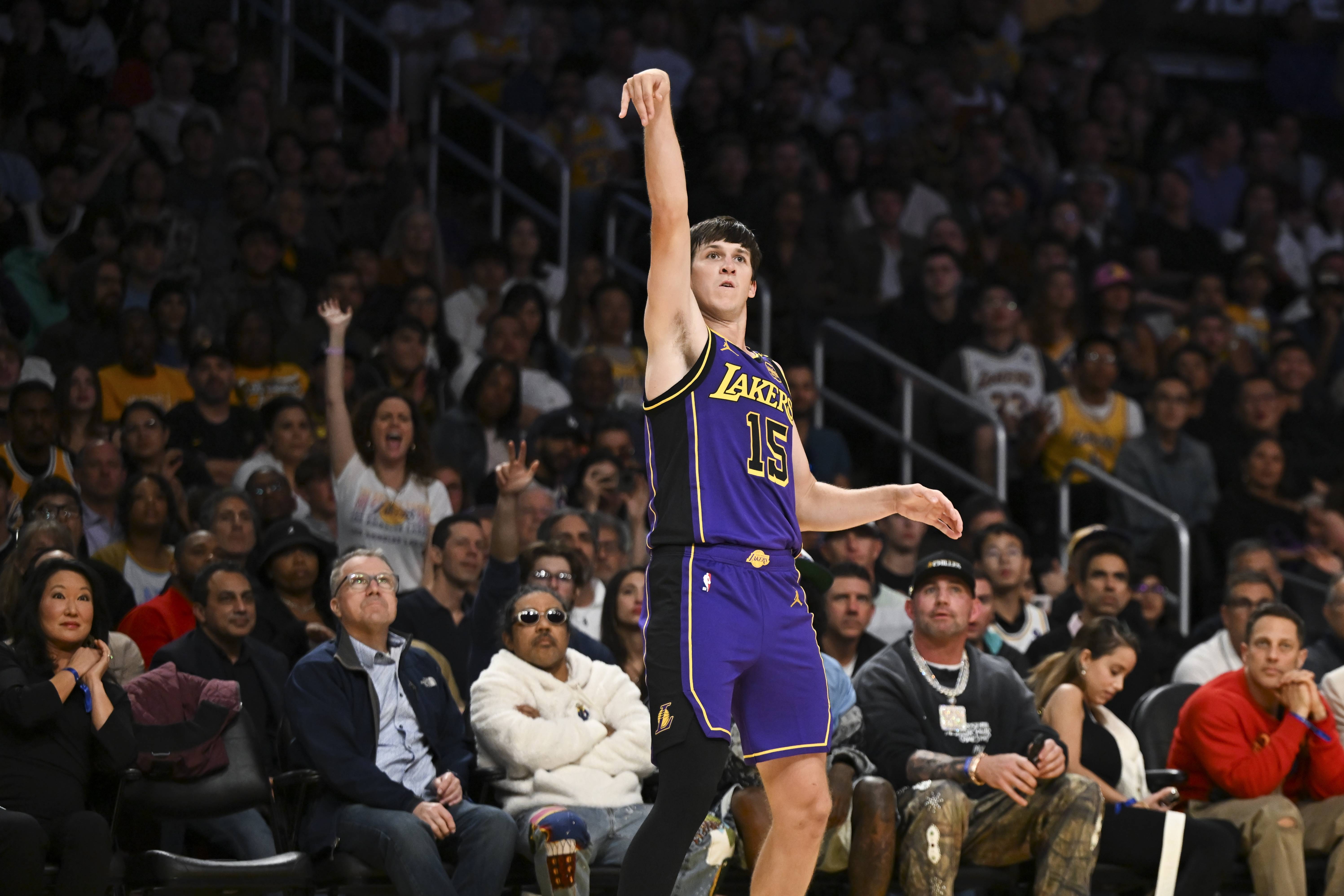 太阳后卫全面发挥,破解对手防守取胜 太阳后卫全面发挥,破解对手防守取胜