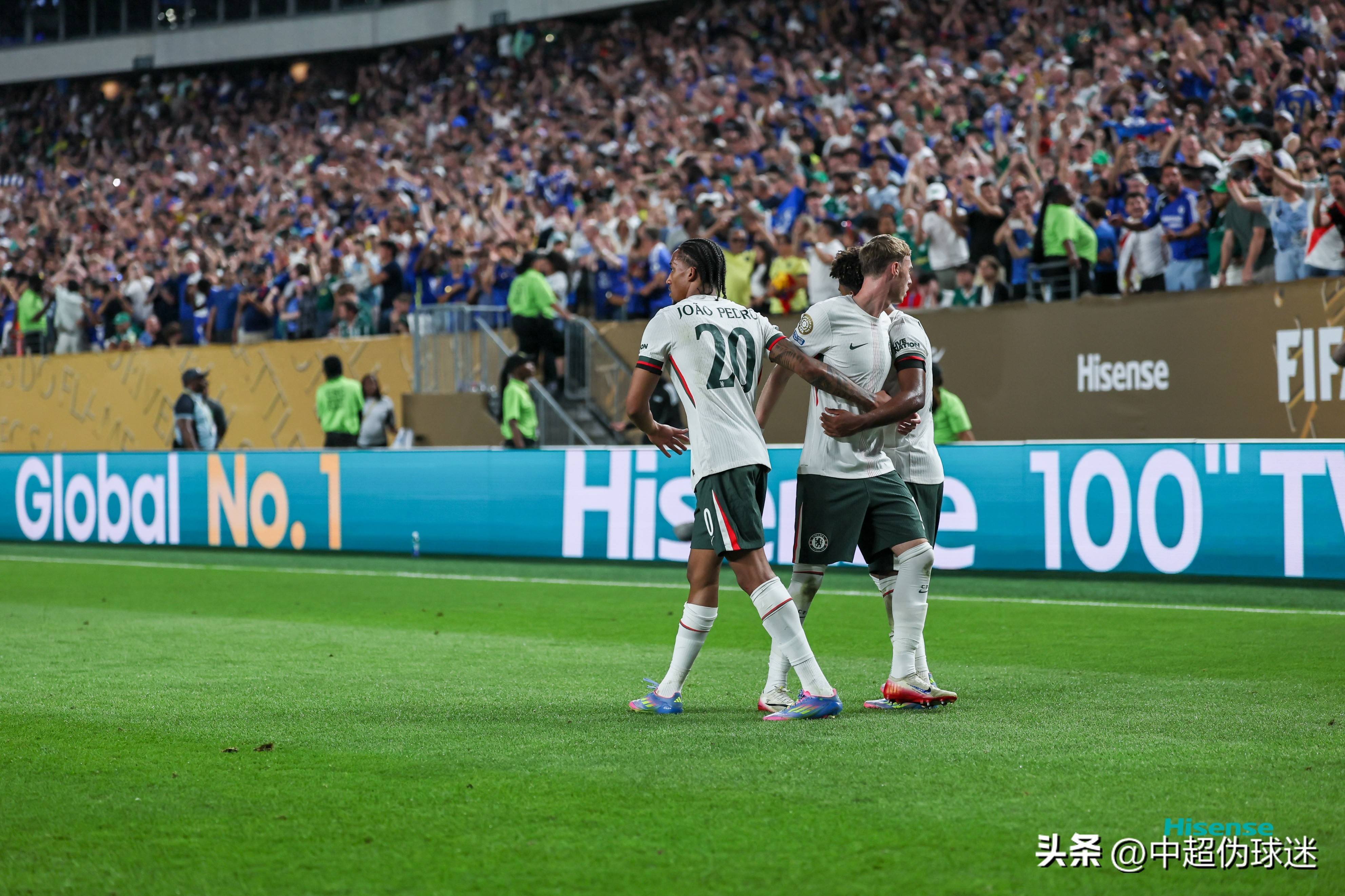 切尔西后卫策动进攻,不惜冒险冲击 切尔西后卫策动进攻,不惜冒险冲击