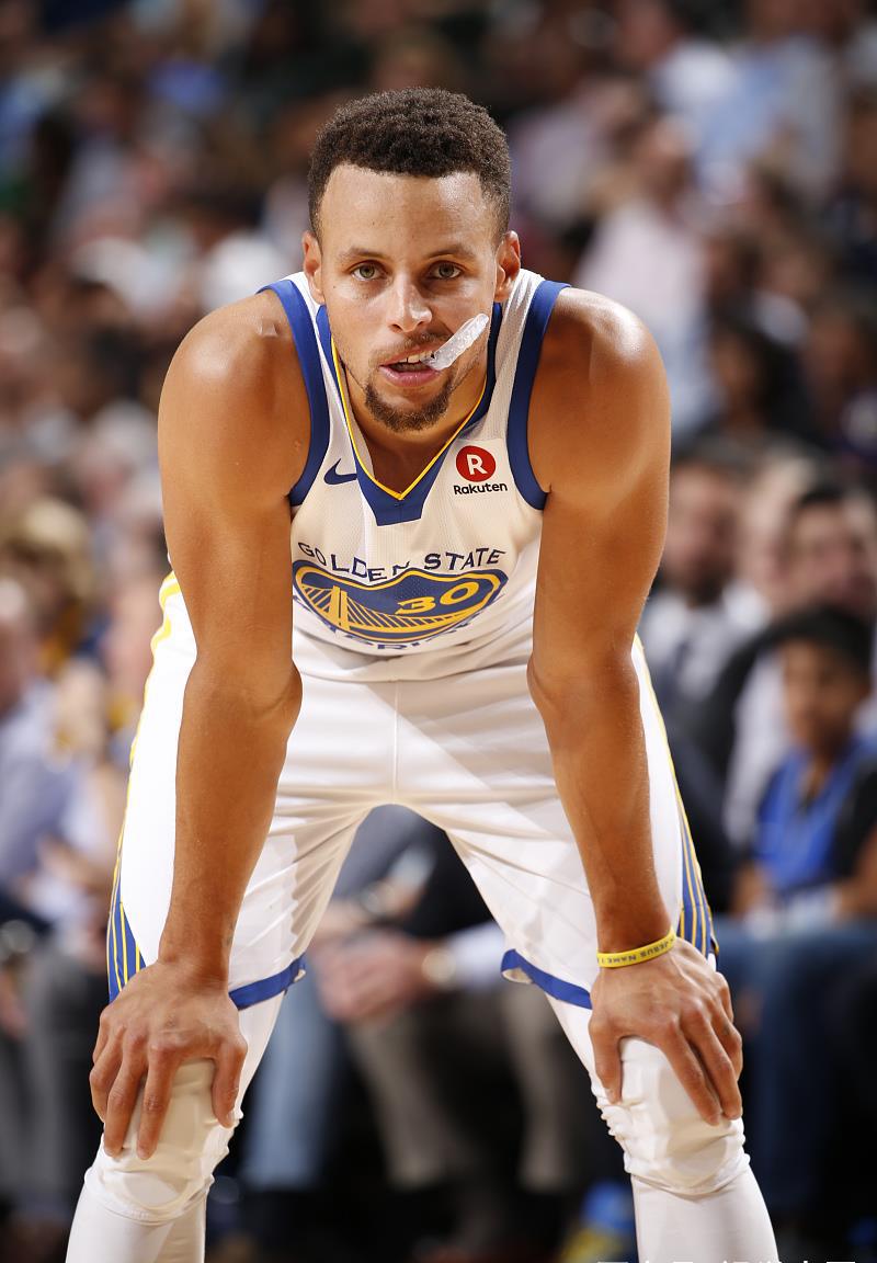 雄鹿轻松获胜，领先分区积分榜