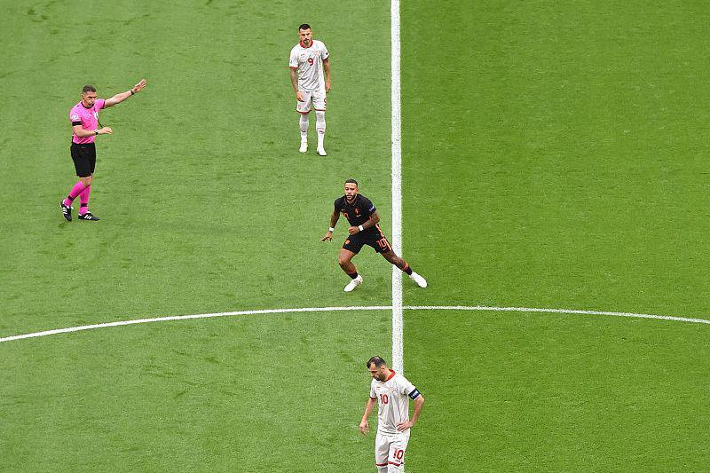 足球比赛双方战术各异,角逐充满不确定性 足球比赛双方战术各异,角逐充满不确定性