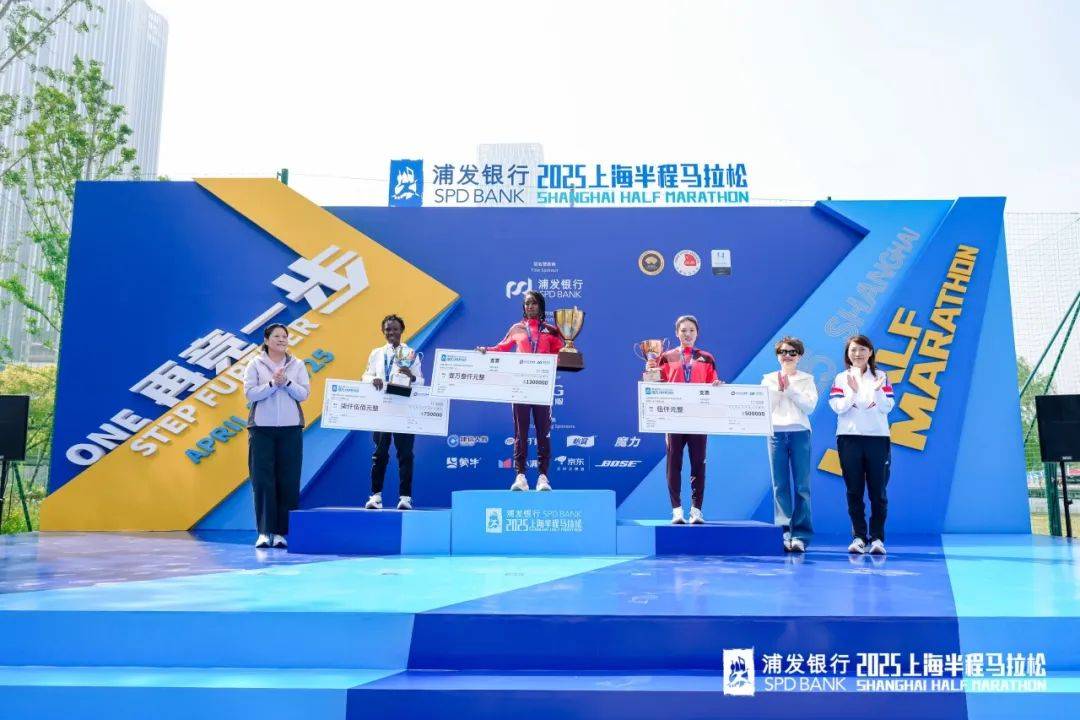 肯尼亚代表团在长跑比赛中力拔头筹,实力超群 肯尼亚代表团在长跑比赛中力拔头筹,实力超群