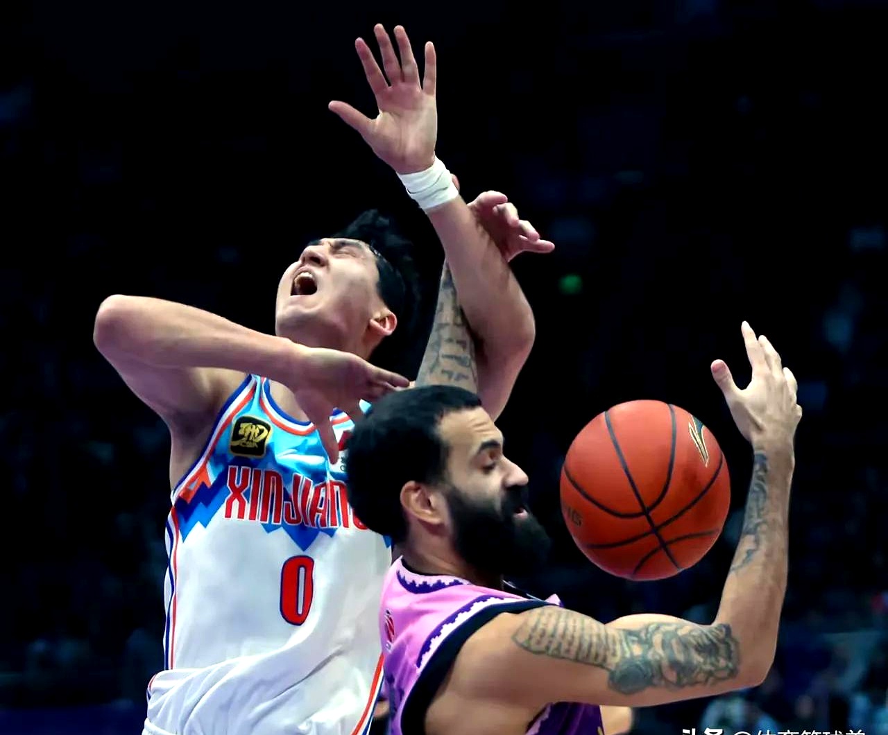 新疆男篮险胜北京首钢,摘得首场胜利 新疆男篮险胜北京首钢,摘得首场胜利