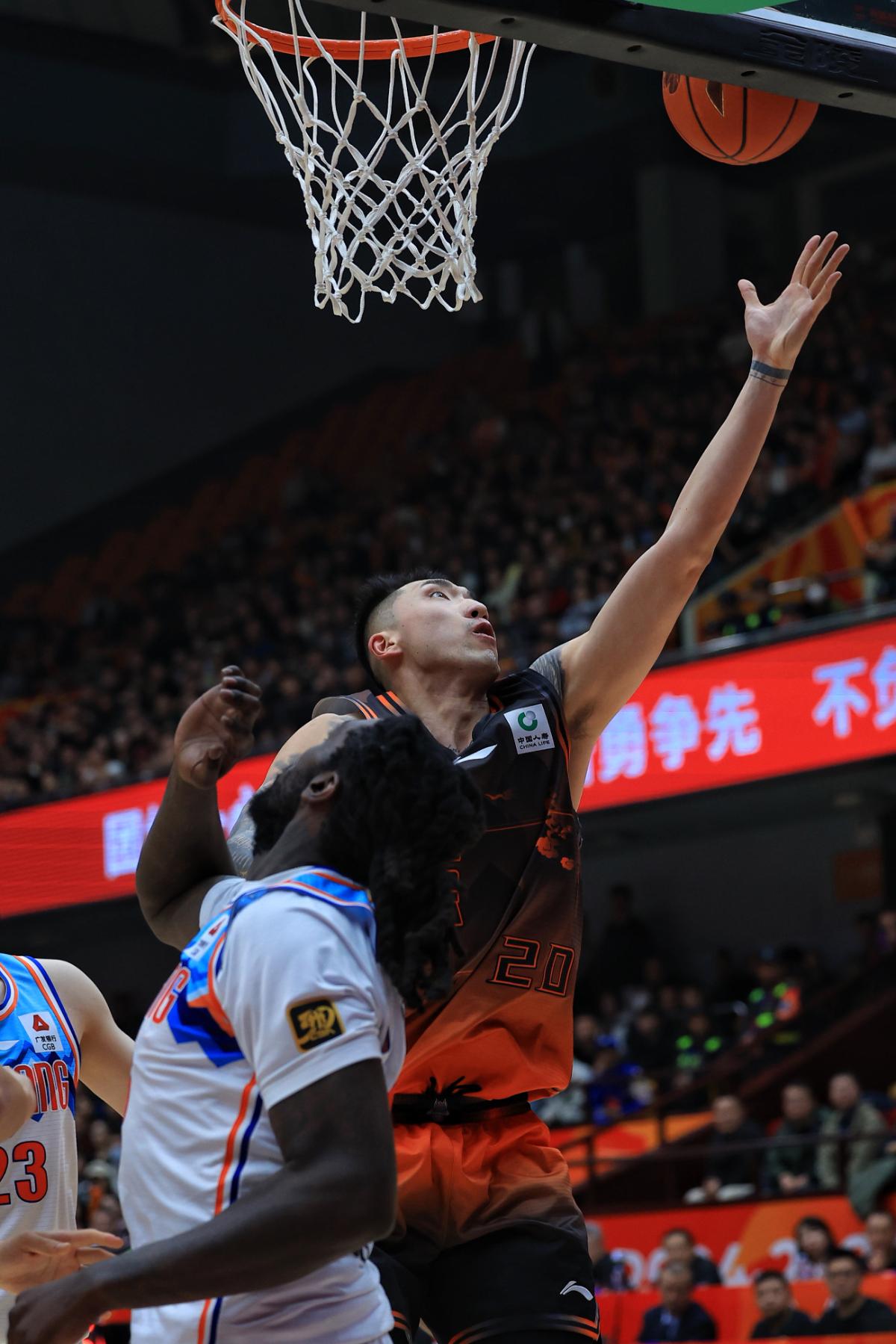 新疆男篮险胜北京首钢,摘得首场胜利 新疆男篮险胜北京首钢,摘得首场胜利