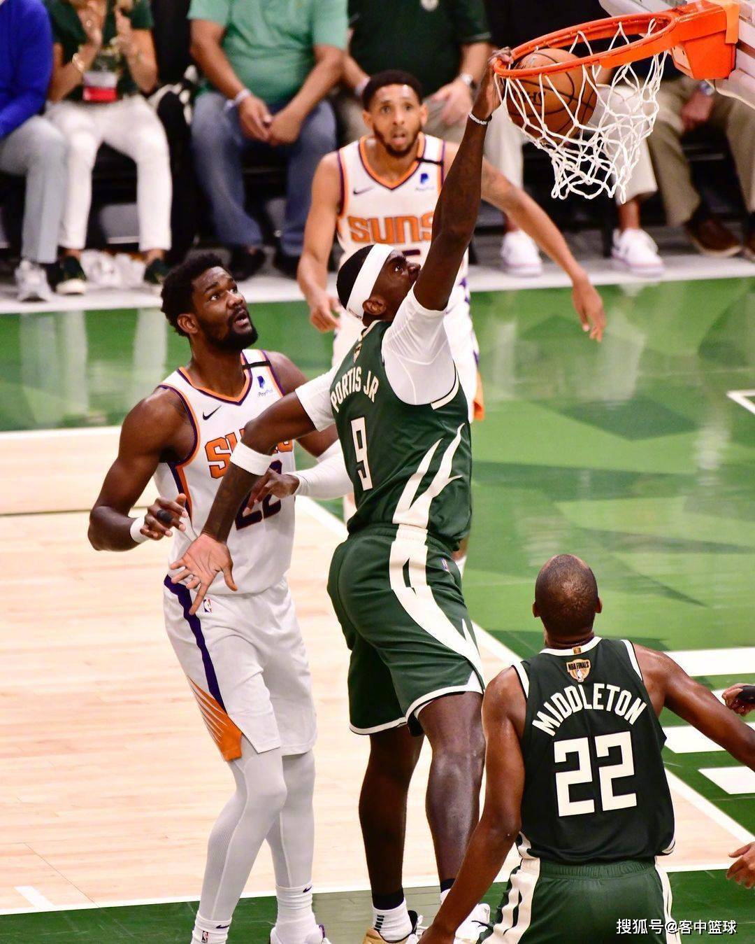 雄鹿大胜尼克斯,字母哥狂砍40分刷新记录 雄鹿大胜尼克斯,字母哥狂砍40分刷新记录