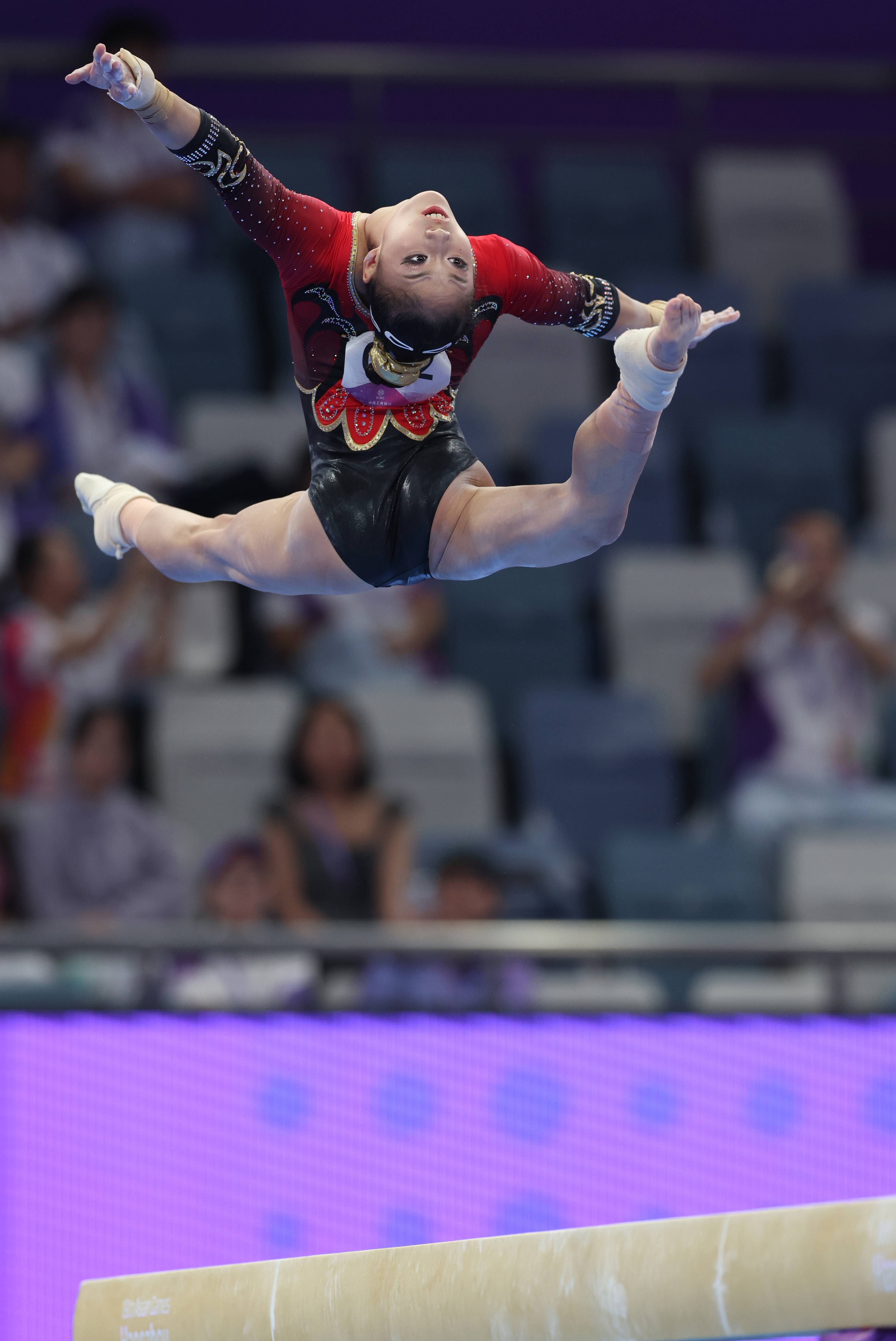 雷速官网下载-竞技体操选手优美动作获好评