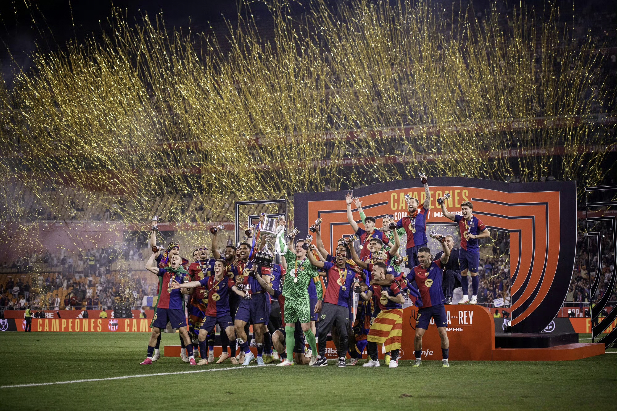 雷速-皇马主场气氛火爆，球迷热情欢呼