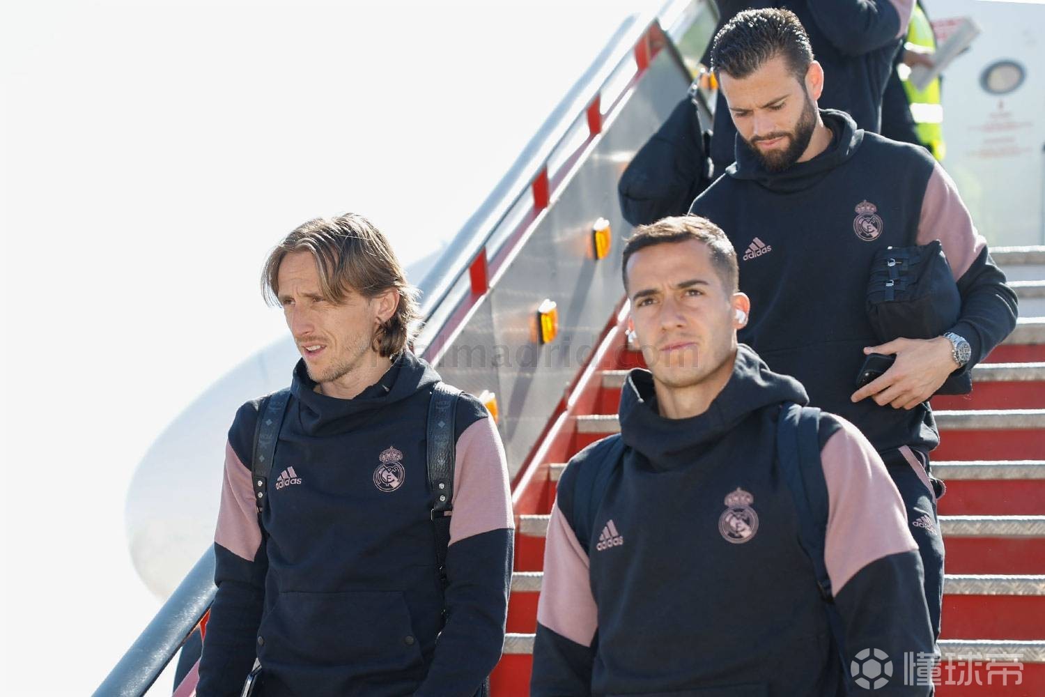 皇马主场气氛火爆,球迷热情欢呼 皇马主场气氛火爆,球迷热情欢呼