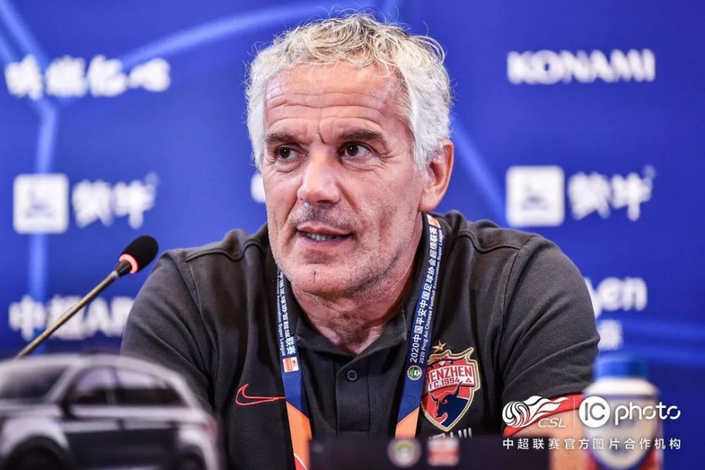 斯特拉斯堡球员奋力争取胜利,实力强劲 斯特拉斯堡球员奋力争取胜利,实力强劲