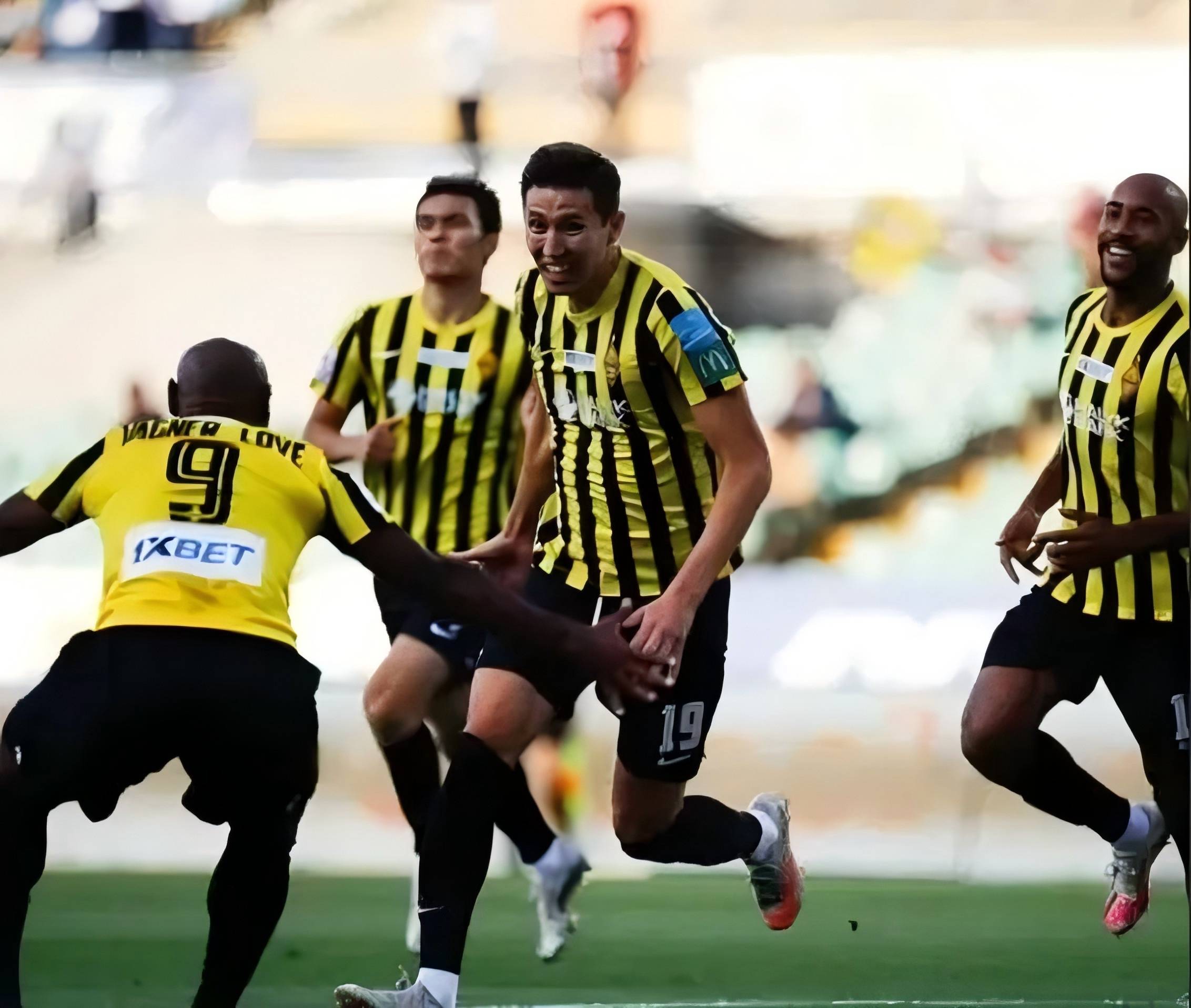 欧冠资格赛陷入紧张，实力强队争夺晋级门票