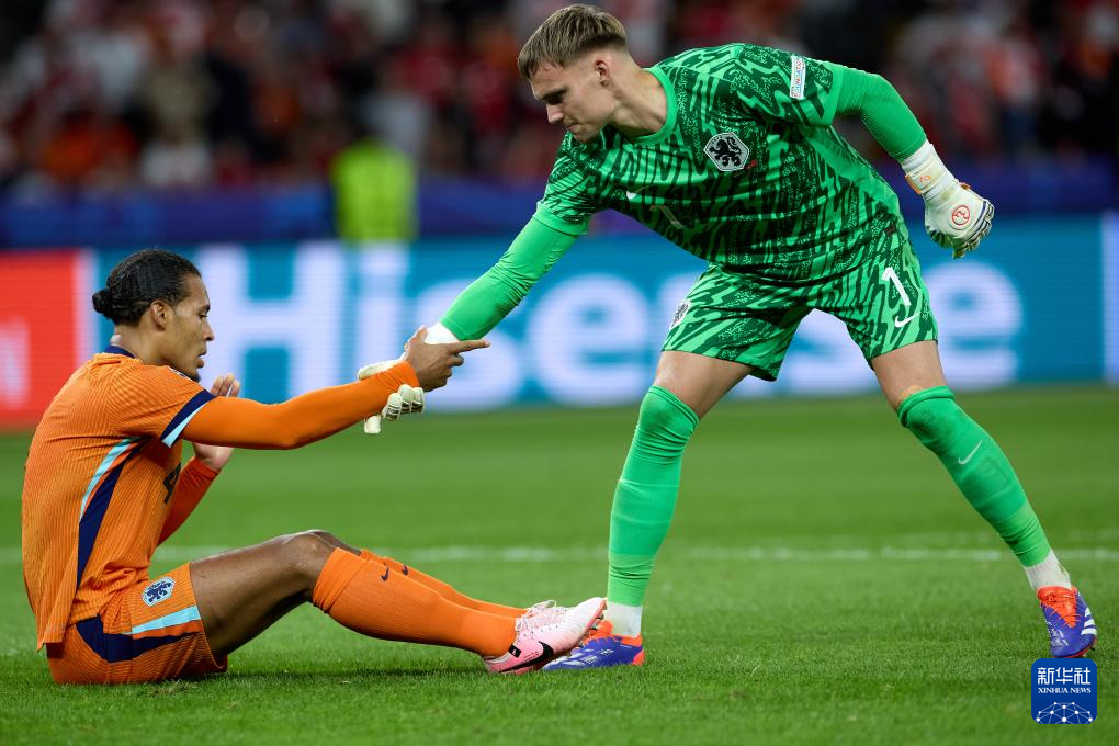 荷兰险胜乌克兰，晋级欧锦赛四强！