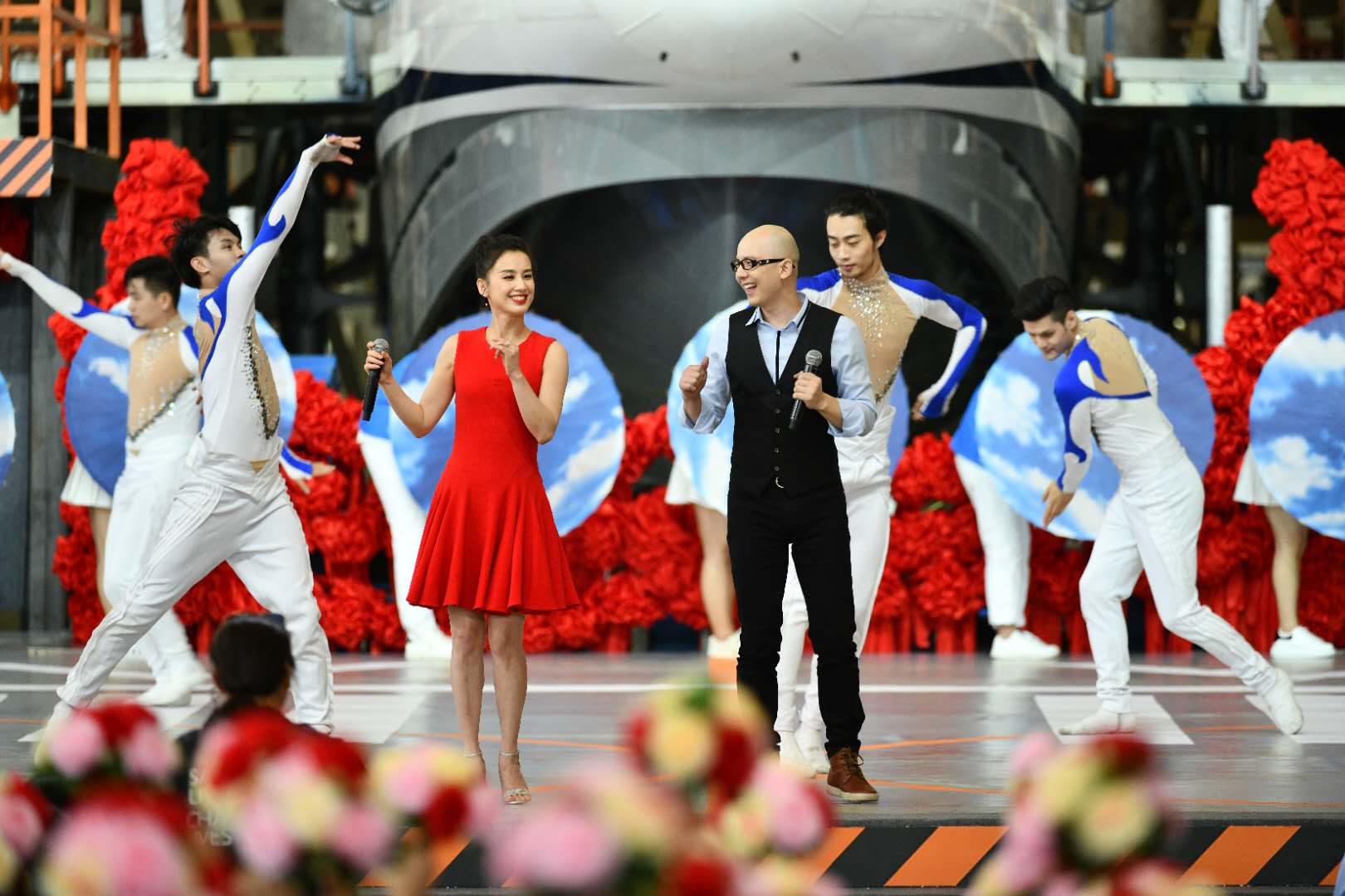 中国篮球明星登上阿拉伯劳动节晚会舞台 中国篮球明星登上阿拉伯劳动节晚会舞台