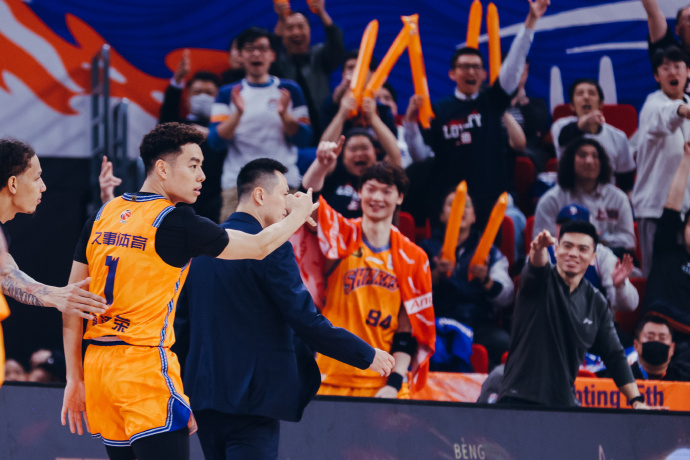 上海男篮逆转战胜对手,取得连胜 上海男篮逆转战胜对手,取得连胜