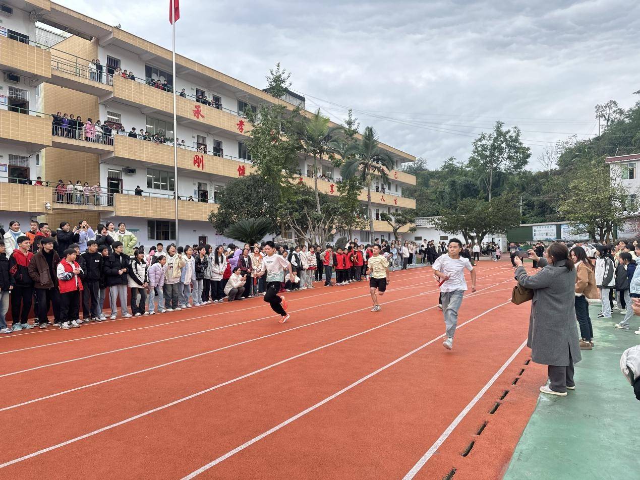 众志成城！运动员们同心协力