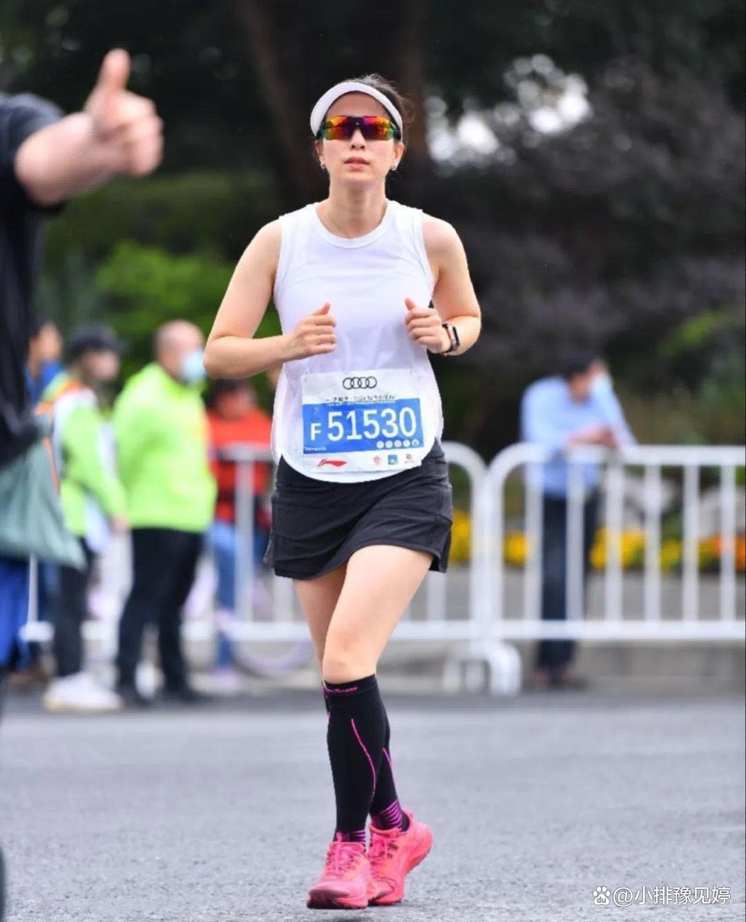 希腊马拉松选手坚持到底，飒爽英姿