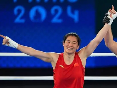 巴西选手在举重比赛中勇夺金牌